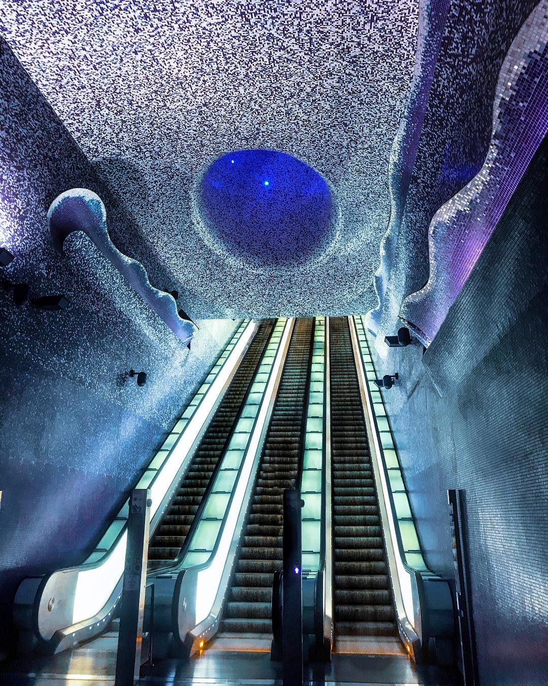Включи крутую станцию. Станция метро Толедо Неаполь. Неаполь метро красивые станции. Самые красивые станции метро. Самые красивые станции Московского метро.